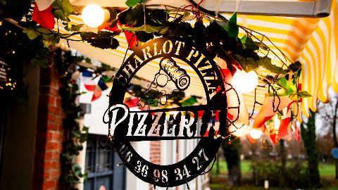 Charlot Pizza's banner